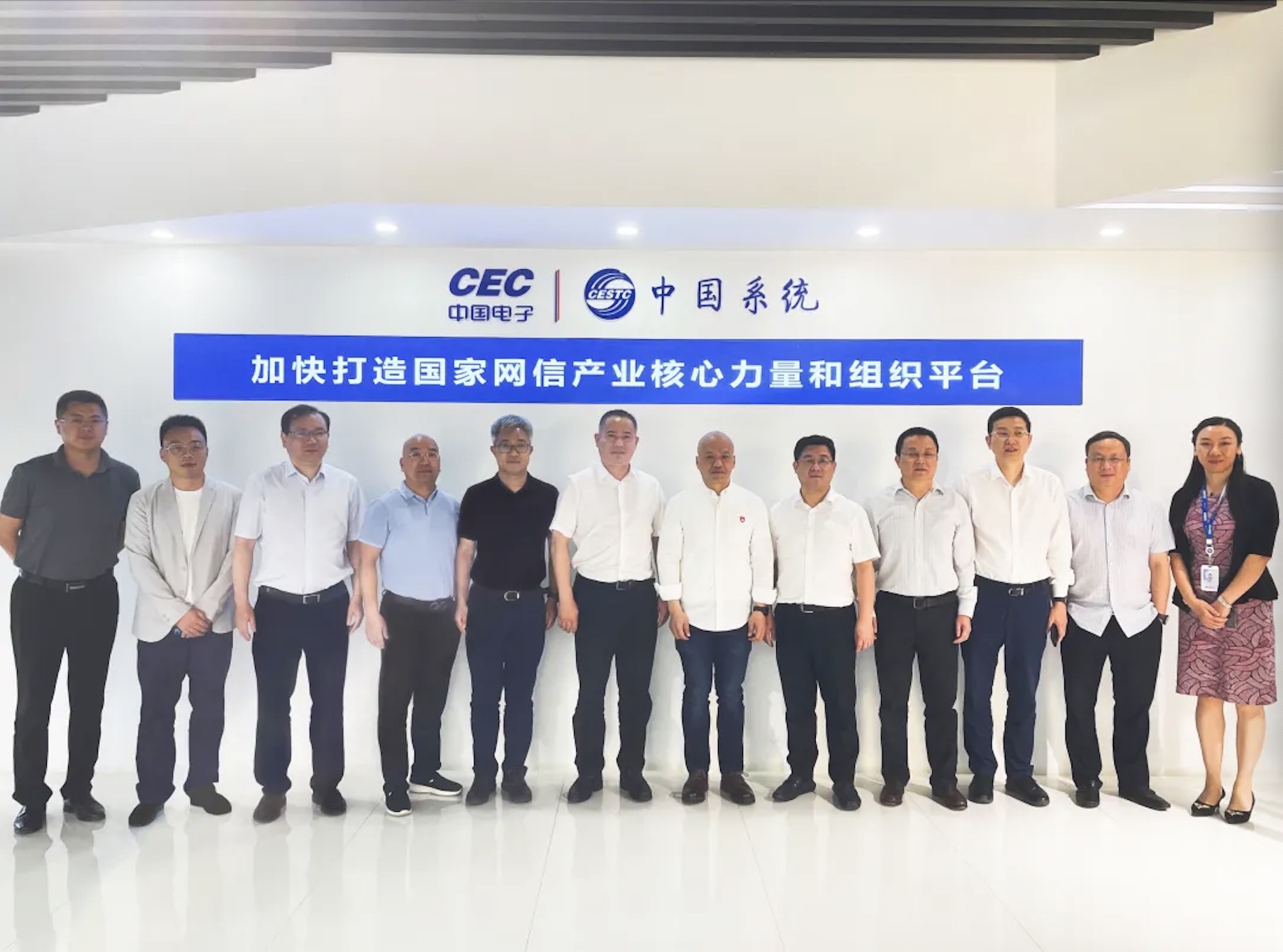 宁波市鄞州区区委副书记、区长王兆波一行来访永乐高系统参观交流